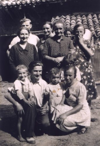 1937 Porta Rosa in Magistroni al centro con parenti Dietro Luigi Repossi e Maria Fede Magistroni vedi famiglia repossi DVD